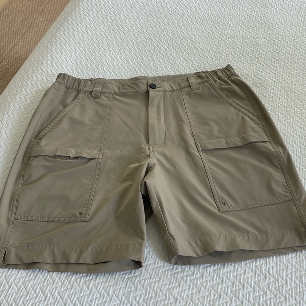 Caribbean men’s cargo shorts polyester/spandex blend. Size 36